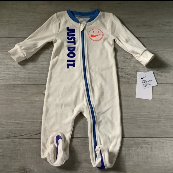 Nike infant boys 5 pc set bodysuit, sleeper, pants,hat & bib size 6 months(NWT) - Picture 4 of 6